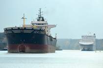 Zwei fr den Nord-Ostsee-Kanal wirklich dicke Ptte nhern sich der Eisenbahnhochbrcke Rendsburg vorne der Tanker Seaconger und hinten der Ro-Ro Frachter Trica aufgenommen am 22.04.12