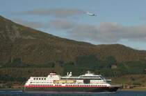 W�hrend die M/S  Midnatsol  Stokmarknes s�dgehend verl�sst, setzt ein Linienflugzeug zur Landung an; 14.09.2006