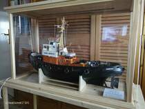 KARL MORITZ (Detail) am 2.7.2012, fertig in der Vitrine /
Modell des Hafenschleppers   Karl Moritz  ex  Fairplay I  im Ma�stab 1:33, entstanden  aus dem HEGI-Baukasten  Fairplay V   
