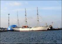 Segelschiff Gorch Fock (1)  im  Heimathafen Stralsund.(am 11.10.06)
Etwas zur Geschichte. 1933 Stapellauf und eingesetzt als Segelschulschiff. 1945 versenkt im Sund. 1947 gehoben und als Reparationsleistung an die UdSSR �bergeben. Lief dort als Segelschulschiff unter dem Namen „TOWARISCHTSCH“ (Kamerad / Genosse). Nach dem Ende der UdSSR gibt es kein Geld mehr f�r des Schiff. Es verf�llt zunehmend.
2003 kauft es die Tall-Ship Friends e.V. zur�ck. Das Schiff kommt nach Hause, nach Stralsund und erh�lt dort am 29.11.2003 seinen alten Namen wieder. Durch viele Spenden und freiwillige Aufbauarbeit erstrahl die Gorch Fock wieder im neuem Glanz. 
 