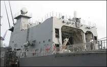 Im Juli 2005 war ein Ausbildungsverband der japanischen Marine zu Gast in Hamburg. Zu dem Verband geh�rte auch der Zerst�rer Murasame (DD 101), der hier im Bild zu sehen ist. Auf dieser Detailaufnahme ist der Hangar f�r den Bordhubschrauber zu sehen, dessen Heckrotor gerade noch zu erkennen ist.