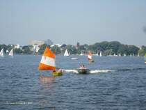 Hamburg am 26.7.2012: Segelschule mit Opti&acute;s auf der Alster 
