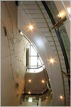 Blick in den Innenraum der MS Finnmarken: Die Stockwerke im Schiff sind durch eine offene Galerie verbunden, man meint eher in einem festen Hotel zu sein. 20.8.2004 (Jonas)