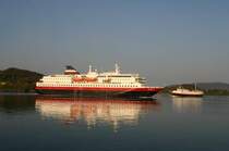Die M/S  Nordlys  l�uft in den Hafen von �rnes ein. Im Hintergrund n�hert sich die M/S  R�tinn  aus Mel�ysund; 16.09.2006