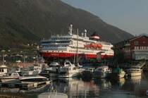 Die M/S  Nordlys  liegt auf nordgehenden Liniendienst am Kai von �rnes; 16.09.2006