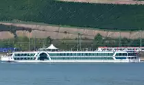 MS Amadeus Princess hat am 28.09.2013 den Anleger in R�desheim verlassen und f�hrt rheinabw�rts. Technische Daten:  Baujahr 2006, L�nge 110m, Breite 11,40m, Tiefgang 1,30m, H�he �ber Wasser 5,85 m, Geschwindigkeit  25 km/h, Kabinen 78, Besatzungs-Mitglieder ca. 40, Passagiere etwa 160.
