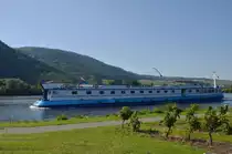 Die MS Patria ist ein rustikales, gem�tliches Flussschiff mit Restaurant und Salon mit kleiner, klimatisierter Bar. Sie verf�gt �ber ein teilweise �berdachtes Sonnendeck mit Sitzpl�tzen. Das Schiff bietet 66 G�sten in insgesamt 33 Kabinen Platz. L�nge: ca. 67m, Breite: ca. 7,70m, Tiefgang: ca. 1,60m, Geschwindigkeit: 14 Knoten. Legt gerade am Anleger von Mehring am 30.09.2013 an. 