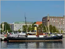 Museumdampfschiff der Tonnenleger Bussard, Fahne Deutschland, gebaut  in der Meyer Werft in Pappenburg im Jahr 1905/06, 1979 als letztes Dampfschiff au�er Dienst gestellt. Schiffsdaten: L 40,6 m, B 8,1 m,  Das Schiff verf�gt noch �ber die im Originalzustand betriebsf�hige Maschine mit 540 PS und erreicht eine Geschwindigkeit von 12 knoten. Am 18.09.2013 liegt das Schiff im Hafen von Kiel.