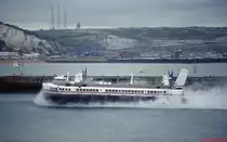 Ein Hovercraft aus Calais trifft im April 1992 in Dover ein. Vielleicht kein  Schiff  im eigentlichen Sinne, aber ein Wasserfahrzeug.