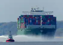 Begr�ssung mit Font�nen.  Thalassa Hellas  Erstanlauf in Hamburg. 31.10.2013