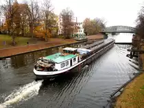 Das GMS POSEIDON ENI 04003450 kommt durch die Kanaltrave vom Elbe L�beck Kanal mit Kurs L�beck Konstinhafen um Rundholz zu holen ...
 Aufgenommen: 15.11.2013