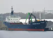 MS TRADER BULK IMO 7233060, MMSI 231759000, l�scht den Split aus Norwegen am Lehmannkai 1 in L�beck-Siems ...
Aufgenommen am 15.11.2013