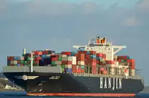 Die Hanjin Italy IMO-Nummer:9484936 Flagge:Liberia L�nge:349.0m Breite:46.0m Baujahr:2011 Bauwerft:Hyundai Samho Heavy Industries,Samho S�dkorea auf der Elbe bei L�he aufgenommen am 24.11.13