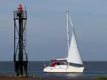 Die Felicitas am 28.08.2013 vor dem Leuchtfeuer Fedderwardersiel.