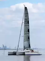 Die Nina Trimaran am 28.04.2013 vor Fedderwardersiel.