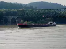 MARION(023117815; L=106; B=11mtr.; 1849t; 1140PS; Bj.1986) unterfährt die Kräutlsteinbrücke bei Passau(Lindau); 130831
