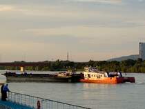 MERCUR(46000344; L=32; B=11,4m; 806PS; Bj.1997)konnte mit zwei Schubleichter , Donauaufwärts in Wien beobachtet werden; 130829