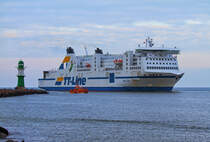 Die  Peter Pan  der TT - Line an der Warnemünder Westmole in Begleitung des Lotsenbootes (FPB 15)  Schnatermann . 15.01.2014
