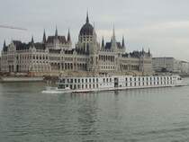 HEIDELBERG(04802890; L=110; B=11,38m; 2x1107PS; 110Passagiere; Bj.2004)passiert Stromaufwärts das Parlament von Budapest;130826