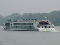 TREASURES(07001943; L=110; B=11,4; 2x1065PS; 124Pass; Bj.2011)hat bei Regenwetter soeben die Ungarische Hauptstadt Stromaufwärts verlassen; 130826