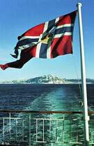 Auf ihrer Fahrt nach Norden l�sst MS  Kong Harald  den Trondheimsfjord hinter sich (28. Februar 2006).