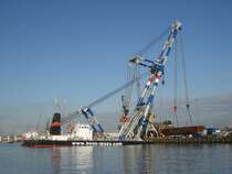 Selbstfahrender Schwimmkran  MATADOR 3  bei Arbeit am 05.10.2007 im Hafen Rotterdam.