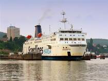 Das FS  Sassnitz im alten Sassnitzer Stadthafen! Man k�nnte denken das Bild ist 10 jahre alt, doch es ist am 24.07.2006 entstanden! Das Schiff war wegen einer Reparatur an der Heckklappe 3 Tage au�er Dienst getreten! Der Hafen ist seit 1998 stillgelegt, seither verkehren die Schiffe vom neuen F�hrterminal Mukran. Im Hintergrund zu sehen das  R�gen Hotel .(Sassnitz am 24.07.2006)