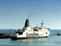 Hafeneinfahrt Trelleborg: FS Trelleborg  auf der Linie Trelleborg - Sassnitz erreicht gerade den hafen von Trelleborg.Das Schiff ist 1982 gebaut und f�hrt seither auf der K�nigslinie nach Sassnitz!(Trelleborg am 01.08.2006)