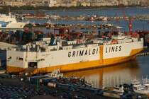 Der Autotransporter, M/S  Grand Benelux  wir in Salerno mit Gebrauchtwagen f�r Russland beladen; 11.11.2007