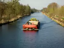 Blick auf den Havelkanal bei Paretz in Brandenburg. Zu sehen sind die Talwärts fahrenden Schubverbände  SB Francis-Pia (05602410) m. SL 7005 und im Hintergrund SB Birk.B. (05801510) m. SL 3205 am 27.03.2014. 