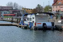 Mit  Camping auf dem Wasser  wirbt der WATER CAMPER im Hafen von Waren (Müritz). - 02.03.2014