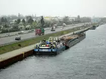 Schubverband , bestehend aus SB Bizon-0-54 (08355164) und 2 SLern , am 01.04.2014 im Westhafenkanal an der A100 liegend.