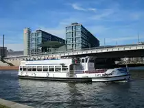 FGS Captain Morgan am 20.03.2014 im Bereich Spreebogenpark / Hugo-Preuß-Brücke auf der Spree zu Berg. Im Hintergrund der Berliner Hauptbahnhof.
