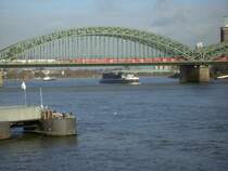 MS Vantage beladen mit Containern Rheinaufwaerts unter der Hohenzollernbruecke in Koeln. (12.11.2007)