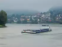 TOKAJ1(02315185; L=77; B=8,24m; 1000t; Bj.1958) bei Obernzell Donauabwärts; 130831