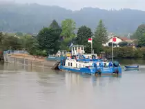 DOMARIN-12(4503850; L=21,3; B=8,3m; 2x780PS; Bj.1980) wartet mit Klappschute BIANCA (4503570; L=56M B=8m)bei Obernzell auf den nächsten Arbeitseinsatz; 130831