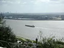 Unbekanntes Binnen-TMS am 13.04.2014 auf der bei Blankenese zu Berg. Im Hintergrund Airbus Hamburg.