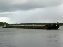 SB Edith (05608260 , 14 x 8,20) schiebt am 15.04.2014 2 SL (Kluwe I , 05609220 , 42 x 8,20) und (Kluwe III , 05610810 , 84,61 x 8,20) auf der Havel zu Berg in das Pichelsdorfer Gmünd hinein. Durch starke Windboen muß d. SF den Verband stark vorhalten.