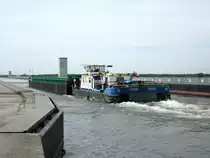 SB Fabico-7 (25100037 , 27,17 x 8,71) schiebt am 17.04.2014 den SL Zenne (06105453 , 75,90 x 10,45) auf die Trogbrücke gen Westen im Wasserstrassenkreuz Magdeburg.