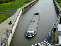 GMS Andrea-Corina (04200950 , 77 x 8,22) am 17.04.2014 im Rothenseer Verbindungskanal bei der Einfahrt in die Schleuse Rothensee.