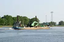 JW 26 (04303720 , 56,20 x 7,04) am 25.04.2014 auf der Elbe zu Berg nach dem Passieren der Gierseilfähre Sandau.