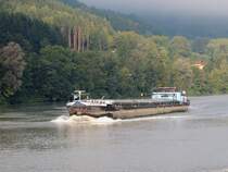 RHEINLAND(04302530; L=80; B=9,5m; 1378t; 900PS; Bj.1964)steuert auf die Schleuse Jochenstein zu; 130831