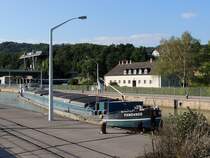 FANDANGO(06000339; L=65; V=7,2m; 808t; 600PS; Bj.1958)bugsiert in eine kammer der Schleusen Ybbs-Persenbeug; 130830