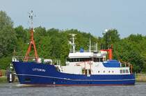 Der Forschungskutter Littorina IMO-Nummer:7360942 Flagge:Deutschland Länge:30.0m Breite:8.0m Baujahr:1975 Bauwerft:Julius Diedrich Schiffswerft,Moormerland Deutschland an der Weiche Fischerhütte im Nord-Ostsee-Kanal am 18.05,14