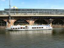 MS Rixdorf im Sommer 2007 auf der Spree, im Hintergrund der S-Bhf Jannowitzbr�cke