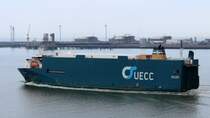 Die Auto Bay ist 139m lang und 23m breit und war am 22.04.2014 im Hafen von Zeebrugge.