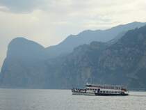 Ein Personenschiff fährt hier am 20.05.2014 auf dem Gardasee.