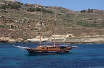 In der Bucht vor dem Fährhafen Mgarr auf Malta lag am 15.5.2014 der Gaffelschoner
FERNANDES II von Captain Morgan Cruises Malta. Das Schiff ist 33 m lang und kann
180 Passagiere mitnehmen. Es wurde 2000 in Dienst gestellt und in der Türkei gebaut.
