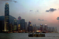 eine Star Ferry vor der abendlichen Kulisse von Hong Kong, 10.09.2011