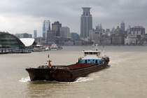  Wei Xin  passiert den Bund in Shanghai, 29.08.2011